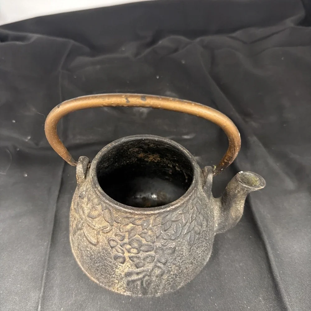 Japanese Tetsubin is crafted from cast iron Missing Lid